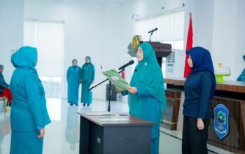 Ketua TP-PKK Kabupaten Buton Tengah Umi Noranah Azhari melantik dan mengukuhkan Ketua TP-PKK Kecamatan Gu dan Kecamatan Talaga Raya masa bakti 2026-2031 di Aula Pancana, Kantor Bupati Buton Tengah, Kamis (8/10/2026)/Hibata.id