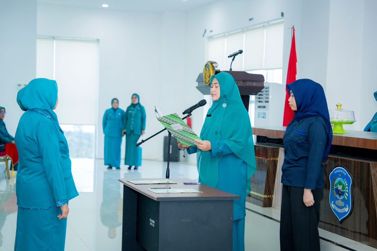 Ketua TP-PKK Kabupaten Buton Tengah Umi Noranah Azhari melantik dan mengukuhkan Ketua TP-PKK Kecamatan Gu dan Kecamatan Talaga Raya masa bakti 2026-2031 di Aula Pancana, Kantor Bupati Buton Tengah, Kamis (8/10/2026)/Hibata.id