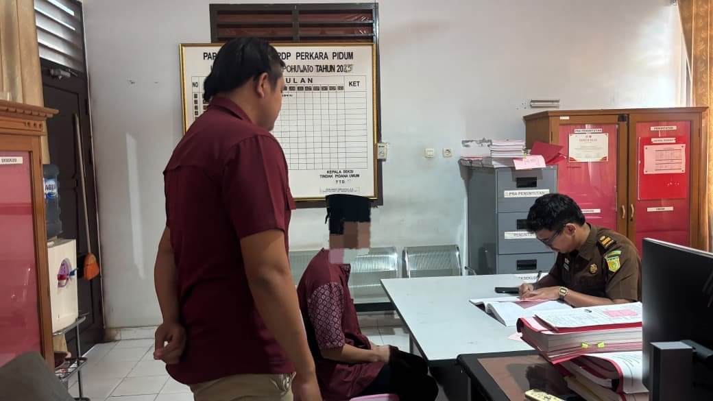 Polres Pohuwato menyerahkan tersangka dan barang bukti kasus dugaan penyalahgunaan BBM subsidi kepada Jaksa Penuntut Umum, Kamis (8/10/2026)/Hibata.id
