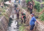 Polresta Balikpapan bersama TNI, BPBD, dan warga membersihkan drainase di Kelurahan Sepinggan Raya, Jumat (9/10/2026)/Hibata.id