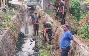Polresta Balikpapan bersama TNI, BPBD, dan warga membersihkan drainase di Kelurahan Sepinggan Raya, Jumat (9/10/2026)/Hibata.id
