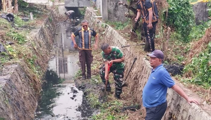 Polresta Balikpapan Libatkan Warga dalam Aksi Bersih Parit