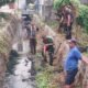Polresta Balikpapan bersama TNI, BPBD, dan warga membersihkan drainase di Kelurahan Sepinggan Raya, Jumat (9/10/2026)/Hibata.id