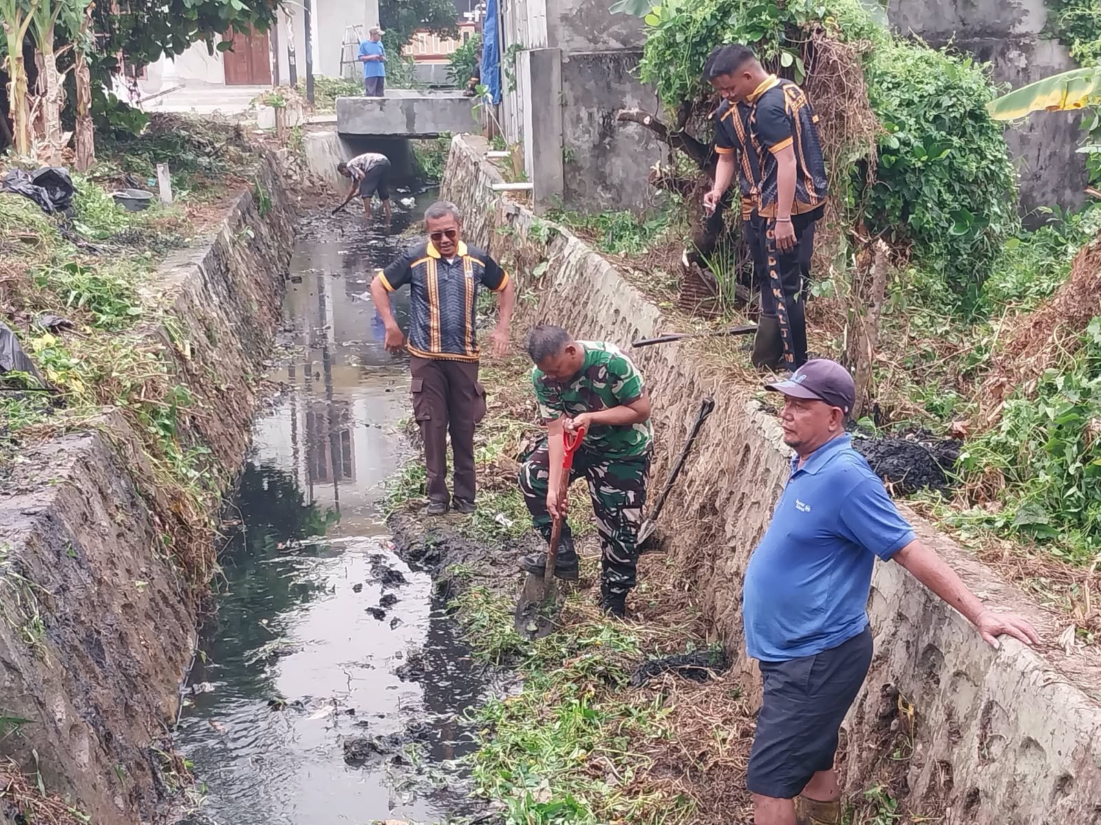 Polresta Balikpapan bersama TNI, BPBD, dan warga membersihkan drainase di Kelurahan Sepinggan Raya, Jumat (9/10/2026)/Hibata.id