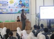 Personel Polresta Balikpapan memberikan sosialisasi literasi kecerdasan buatan dan keamanan digital kepada siswa SMP Negeri 1 Balikpapan, Kamis (8/10/2026)/Hibata.id