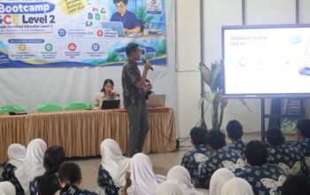 Personel Polresta Balikpapan memberikan sosialisasi literasi kecerdasan buatan dan keamanan digital kepada siswa SMP Negeri 1 Balikpapan, Kamis (8/10/2026)/Hibata.id