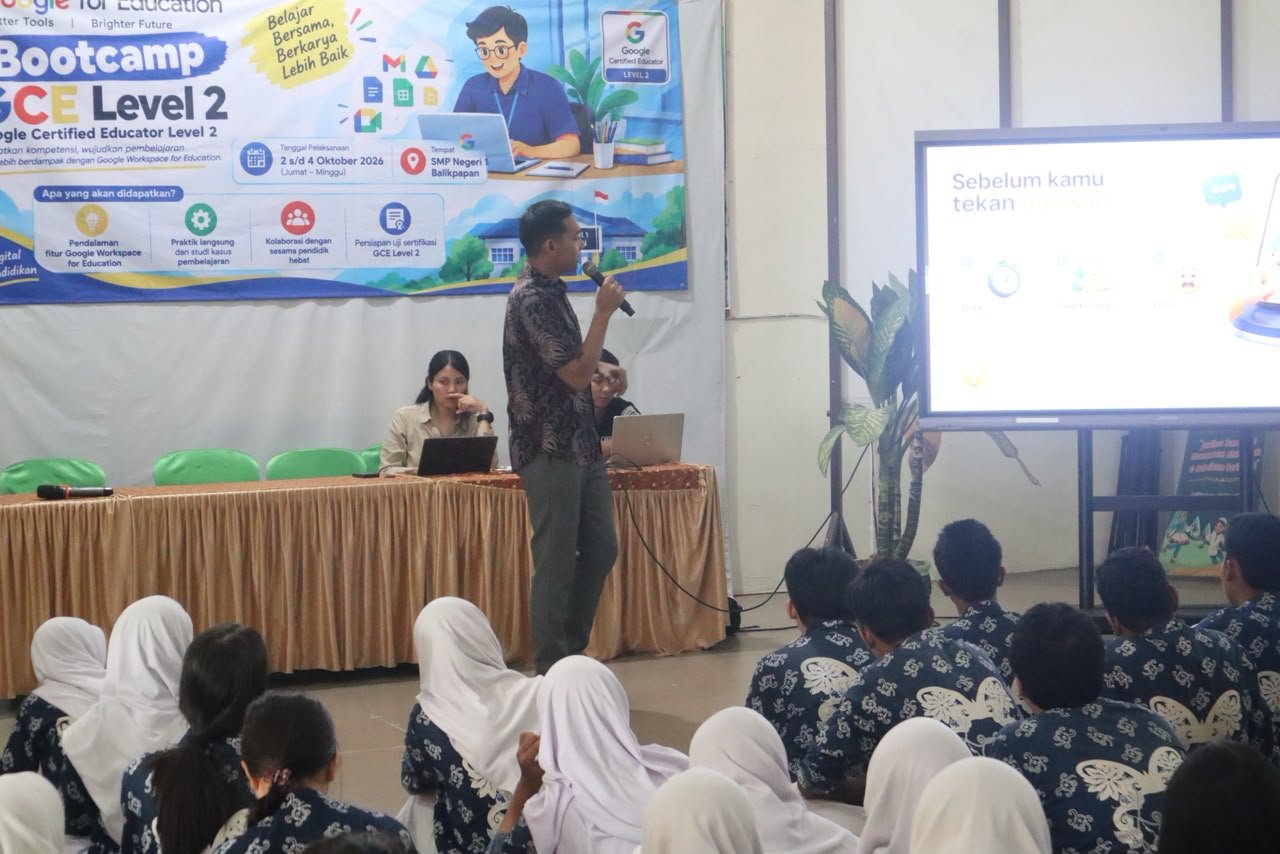 Personel Polresta Balikpapan memberikan sosialisasi literasi kecerdasan buatan dan keamanan digital kepada siswa SMP Negeri 1 Balikpapan, Kamis (8/10/2026)/Hibata.id