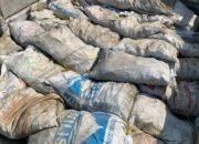 Tumpukan material batu hitam, yang disebut telah dikeluarkan dari gudang yang dipasangi garis polisi dan dipindahkan ke wilayah Kabila, Kabupaten Bone Bolango/Hibata.id
