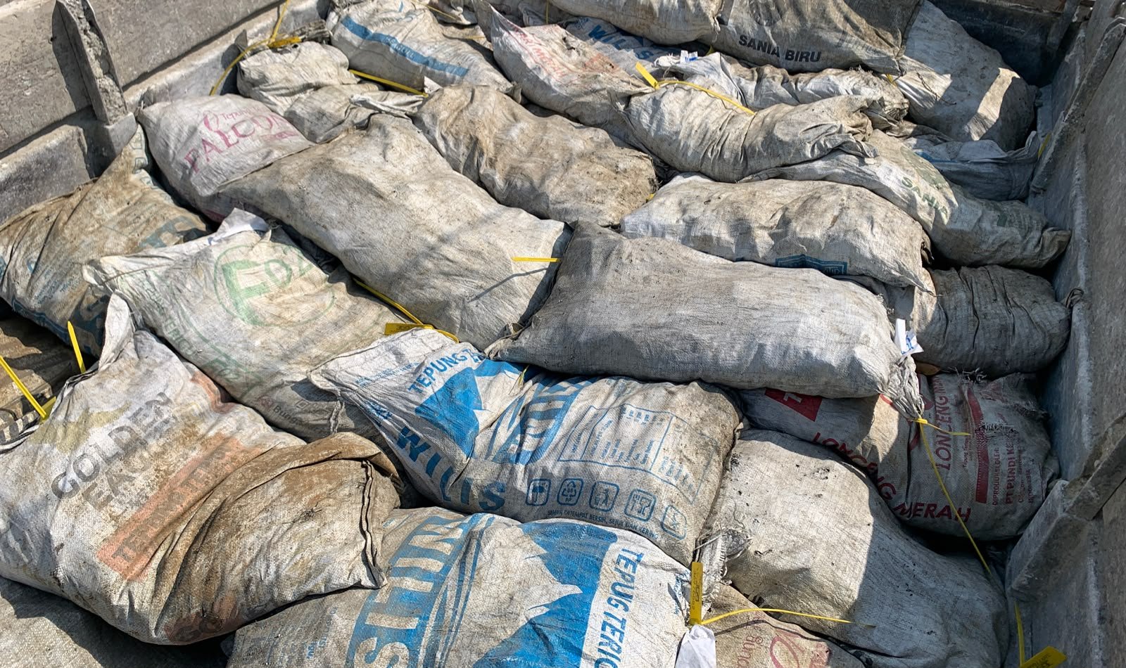Tumpukan material batu hitam, yang disebut telah dikeluarkan dari gudang yang dipasangi garis polisi dan dipindahkan ke wilayah Kabila, Kabupaten Bone Bolango/Hibata.id