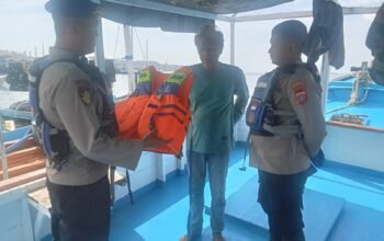Personel Satpolairud Polresta Balikpapan menyampaikan imbauan kamtibmas dan keselamatan pelayaran kepada masyarakat pesisir/Hibata.id