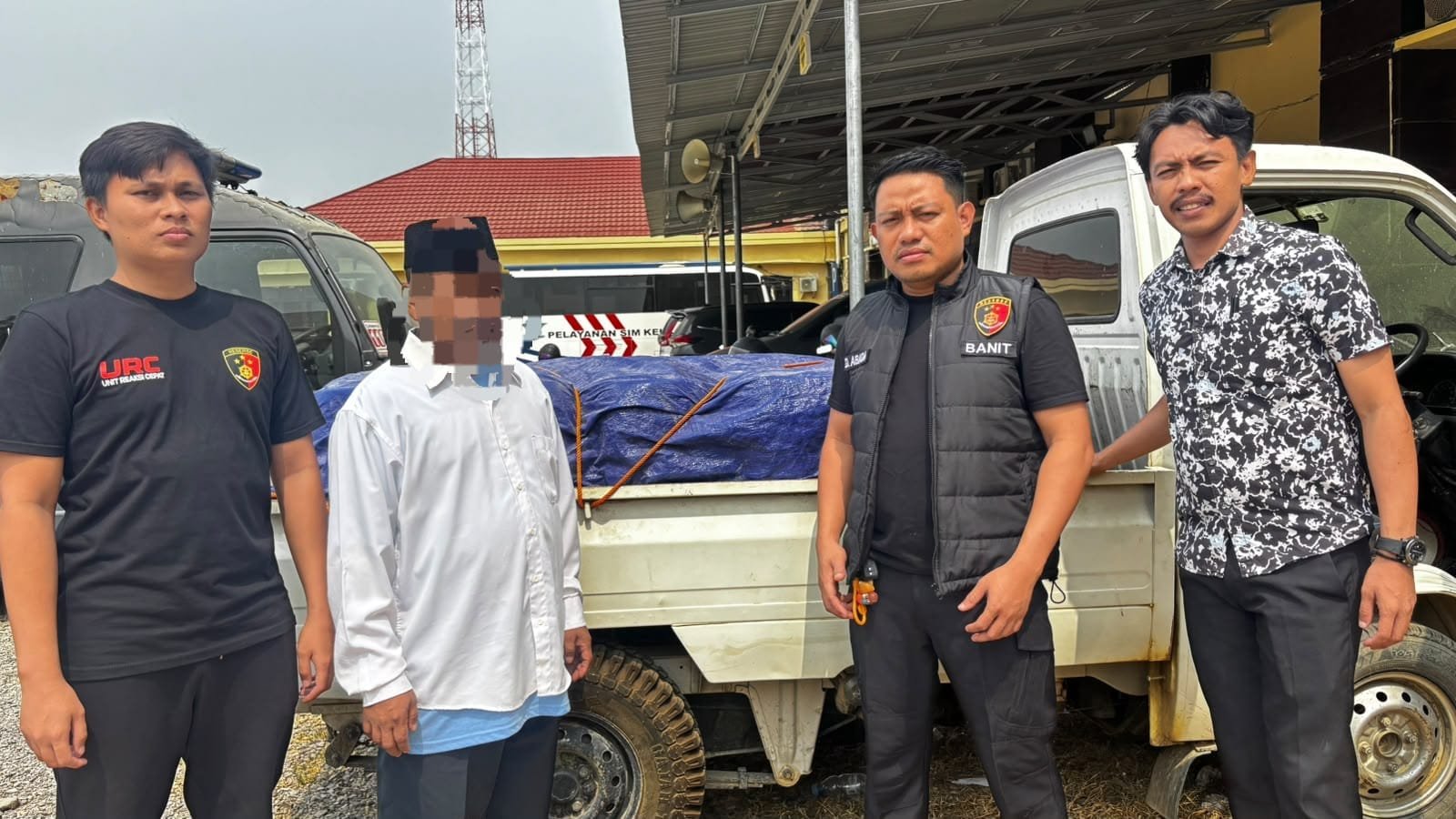 Polres Pohuwato menyerahkan dua tersangka dan barang bukti kasus dugaan penyalahgunaan BBM bersubsidi kepada Kejaksaan Negeri Pohuwato/Hibata.id