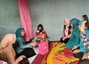 Ketua TP PKK Kabupaten Jember Ghyta Eka Puspita mengunjungi warga penerima layanan Homecare di Jember, Sabtu (10/10/2026)/Hibata.id