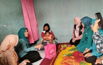 Ketua TP PKK Kabupaten Jember Ghyta Eka Puspita mengunjungi warga penerima layanan Homecare di Jember, Sabtu (10/10/2026)/Hibata.id