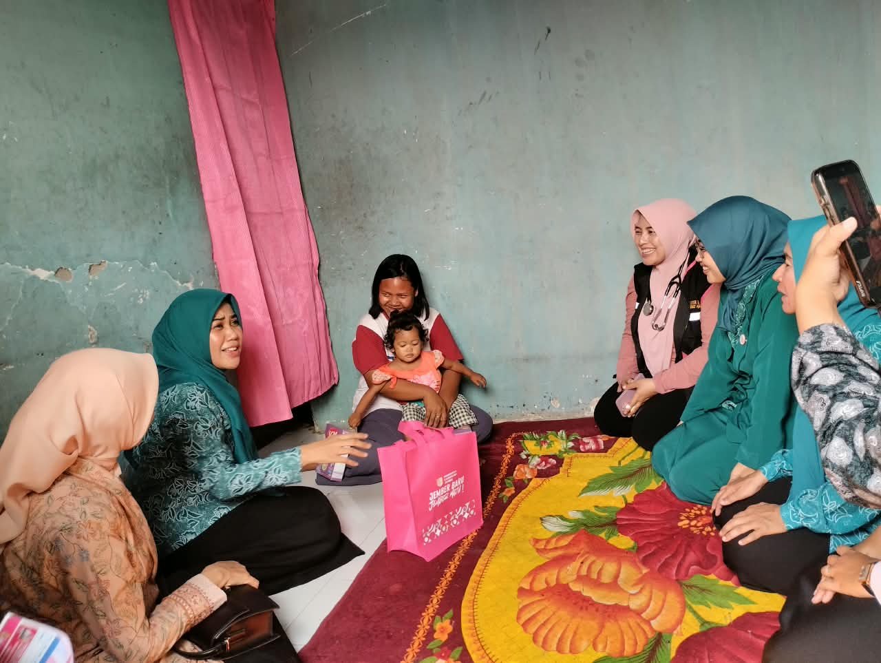 Ketua TP PKK Kabupaten Jember Ghyta Eka Puspita mengunjungi warga penerima layanan Homecare di Jember, Sabtu (10/10/2026)/Hibata.id