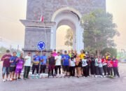 Pegawai Sekretariat DPRD Provinsi Gorontalo mengikuti jalan sehat dan pemanasan di Tugu Center Point, Bone Bolango, Minggu (11/10/2026)/Hibata.id