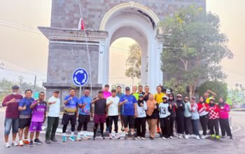 Pegawai Sekretariat DPRD Provinsi Gorontalo mengikuti jalan sehat dan pemanasan di Tugu Center Point, Bone Bolango, Minggu (11/10/2026)/Hibata.id