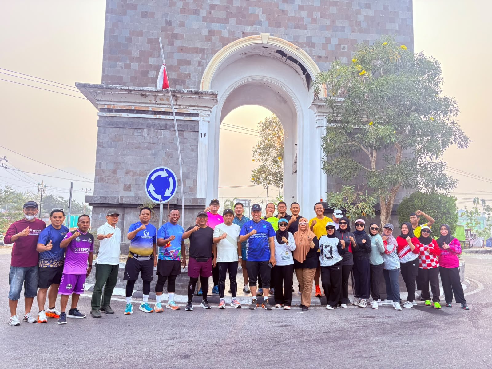 Pegawai Sekretariat DPRD Provinsi Gorontalo mengikuti jalan sehat dan pemanasan di Tugu Center Point, Bone Bolango, Minggu (11/10/2026)/Hibata.id
