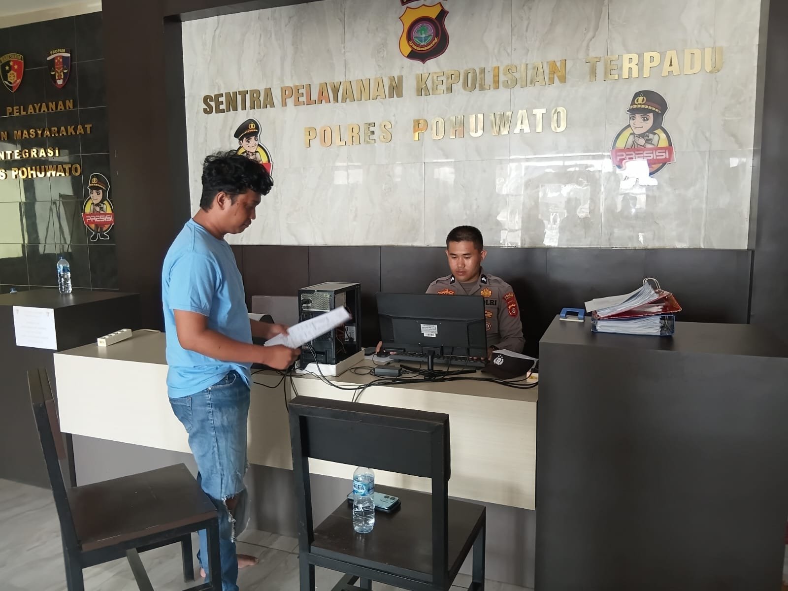 Jurnalis berinisial MM saat melaporkan dugaan pengancaman ke Polres Pohuwato/Hibata.id