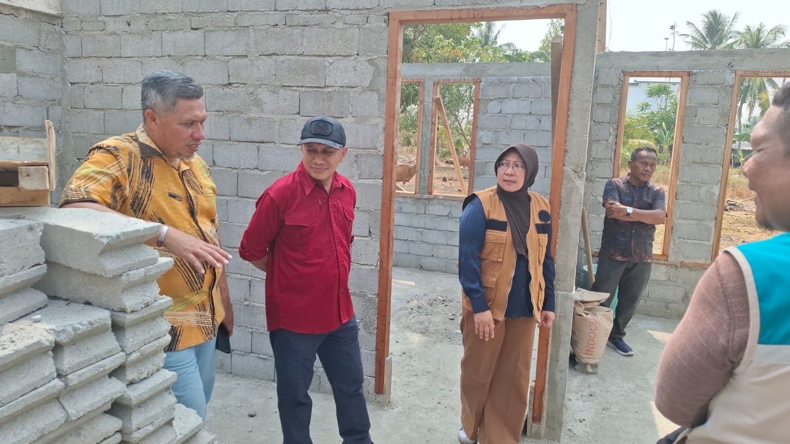 Komisi III DPRD Provinsi Gorontalo memantau pembangunan BSPS di Desa Iloheluma, Kabupaten Bone Bolango, Minggu (11/10/2026)/Hibata.id