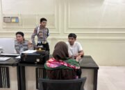 Disty saat mendatangi Polres Boalemo untuk melaporkan dugaan perekaman tanpa izin di kamar mandi SPPG Kecamatan Mananggu/Hibata.id