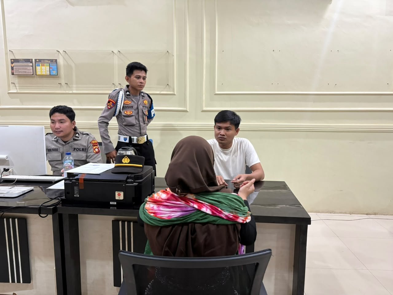 Disty saat mendatangi Polres Boalemo untuk melaporkan dugaan perekaman tanpa izin di kamar mandi SPPG Kecamatan Mananggu/Hibata.id