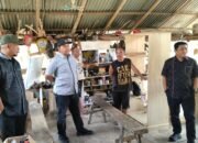 Komisi II meninjau pemanfaatan bantuan mesin jointer di IKM Hikayah Meubel, Desa Bube, Kecamatan Suwawa, Bone Bolango, Minggu (11/10/2026)/Hibata.id