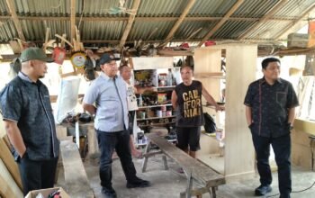Komisi II meninjau pemanfaatan bantuan mesin jointer di IKM Hikayah Meubel, Desa Bube, Kecamatan Suwawa, Bone Bolango, Minggu (11/10/2026)/Hibata.id