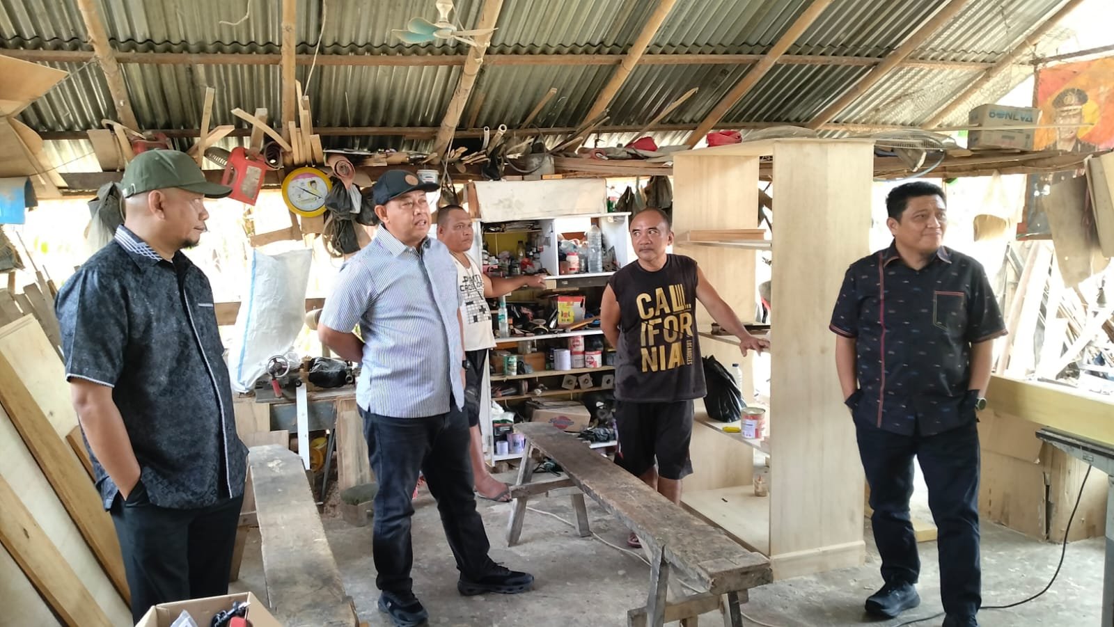 Komisi II meninjau pemanfaatan bantuan mesin jointer di IKM Hikayah Meubel, Desa Bube, Kecamatan Suwawa, Bone Bolango, Minggu (11/10/2026)/Hibata.id