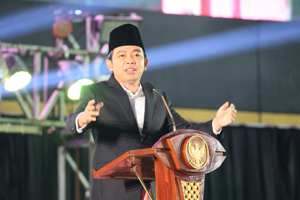 Bupati Jember Muhammad Fawait menyampaikan sambutan pada peringatan Hari Santri Nasional 2026 di Alun-alun Jember, Sabtu (10/10/2026)/Hibata.id