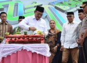 Bupati Boalemo Rum Pagau bersama Wakil Bupati Lahmudin Hambali saat memotong tumpeng pada peringatan HUT ke-27 Kabupaten Boalemo/Hibata.id