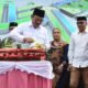 Bupati Boalemo Rum Pagau bersama Wakil Bupati Lahmudin Hambali saat memotong tumpeng pada peringatan HUT ke-27 Kabupaten Boalemo/Hibata.id