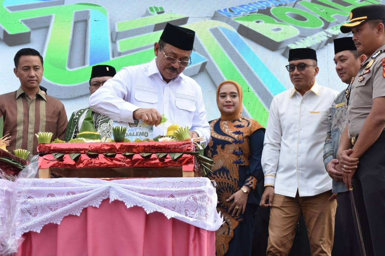 Bupati Boalemo Rum Pagau bersama Wakil Bupati Lahmudin Hambali saat memotong tumpeng pada peringatan HUT ke-27 Kabupaten Boalemo/Hibata.id