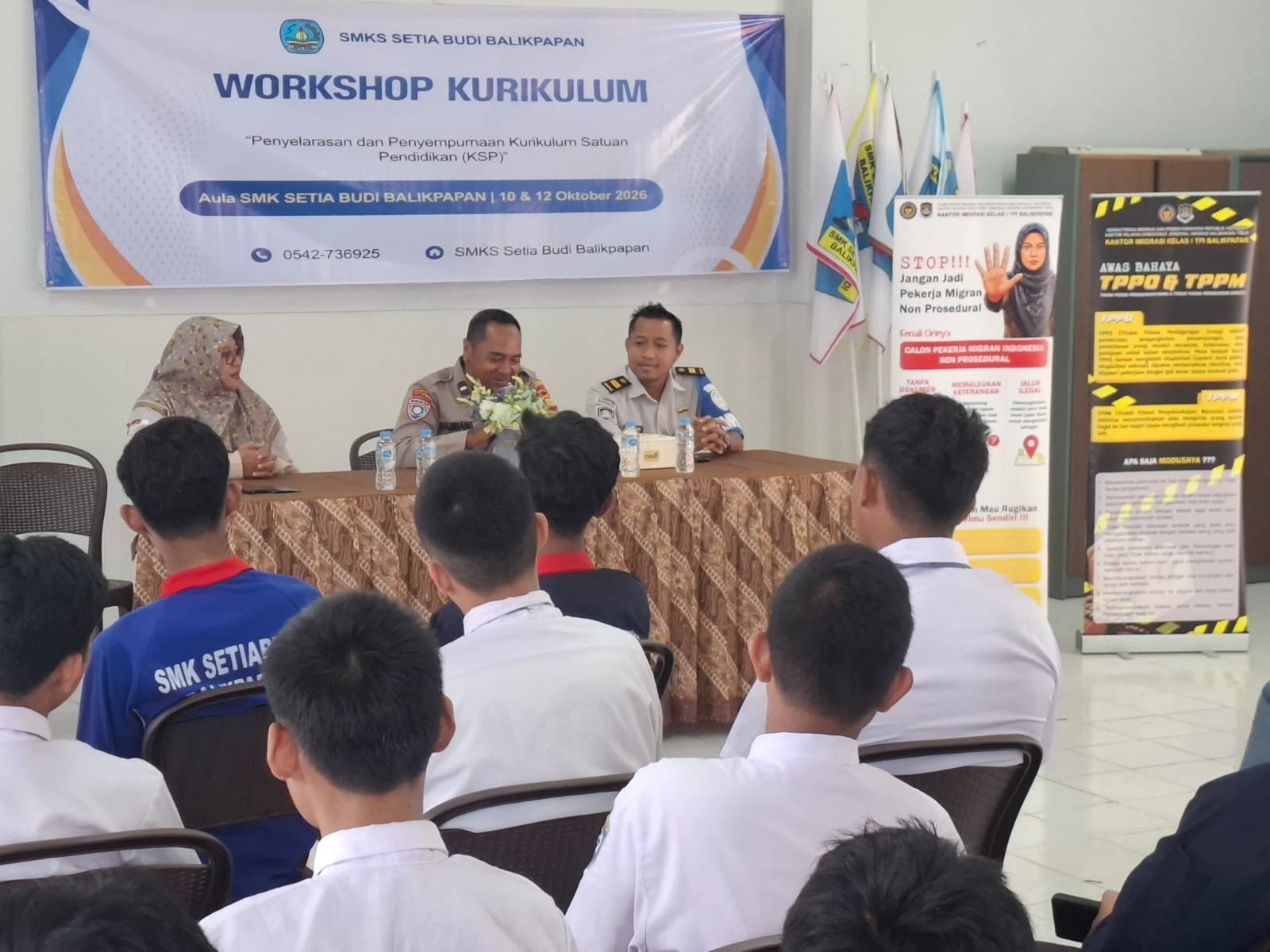 Polresta Balikpapan bersama Kantor Imigrasi memberikan sosialisasi pencegahan TPPO kepada siswa SMK Setyabudi, Senin (12/10/2026)/Hibata.id