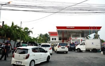 Wali Kota Gorontalo Adhan Dambea mendesak evaluasi distribusi BBM untuk mengatasi antrean dan keluhan masyarakat/Hibata.id