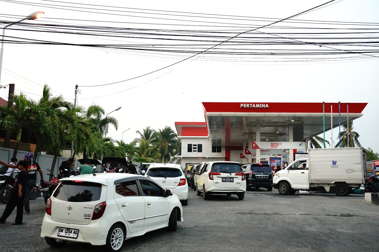 Wali Kota Gorontalo Adhan Dambea mendesak evaluasi distribusi BBM untuk mengatasi antrean dan keluhan masyarakat/Hibata.id