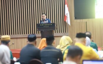 Analis Kebijakan Kemendagri Sofyan menyampaikan materi pengendalian dan evaluasi pembangunan daerah melalui SIPD di Manado, Selasa (13/10/2026)/Hibata.id