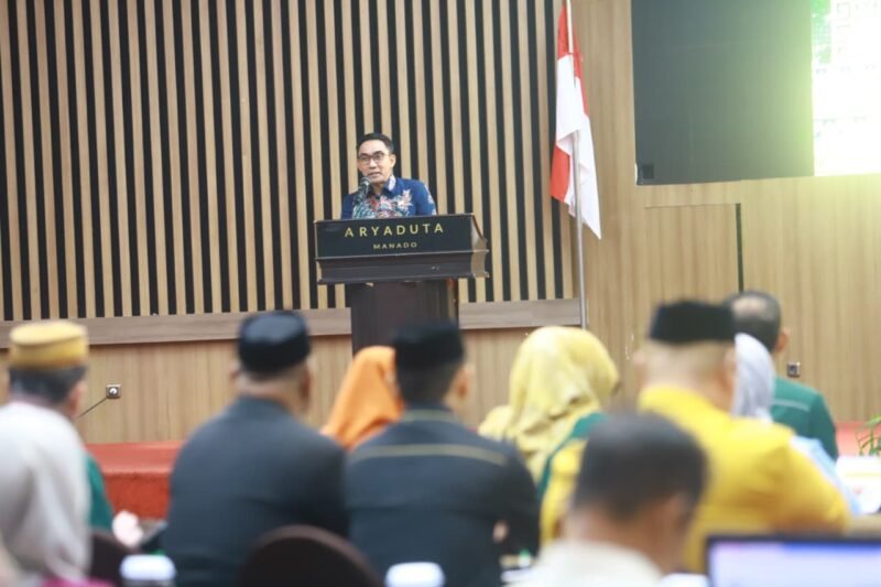 Analis Kebijakan Kemendagri Sofyan menyampaikan materi pengendalian dan evaluasi pembangunan daerah melalui SIPD di Manado, Selasa (13/10/2026)/Hibata.id