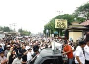 Ribuan aparatur sipil negara (ASN) dan warga yang tergabung dalam Aliansi Masyarakat Kota Gorontalo Bersatu (AMKGB) mendatangi Markas Polda Gorontalo, Rabu, 14 Oktober 2026. (Foto: istw)