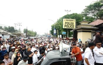 Ribuan aparatur sipil negara (ASN) dan warga yang tergabung dalam Aliansi Masyarakat Kota Gorontalo Bersatu (AMKGB) mendatangi Markas Polda Gorontalo, Rabu, 14 Oktober 2026. (Foto: istw)