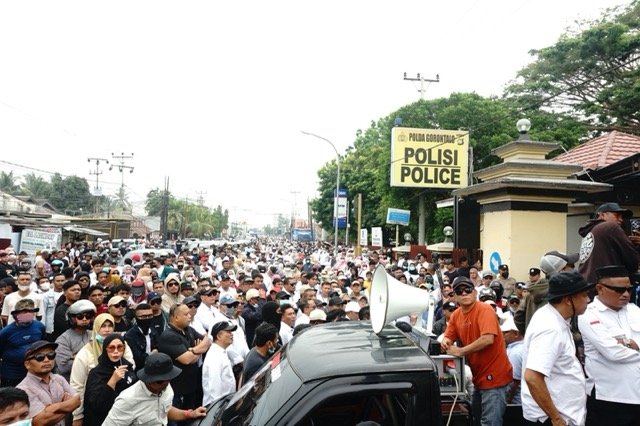 Ribuan aparatur sipil negara (ASN) dan warga yang tergabung dalam Aliansi Masyarakat Kota Gorontalo Bersatu (AMKGB) mendatangi Markas Polda Gorontalo, Rabu, 14 Oktober 2026. (Foto: istw)