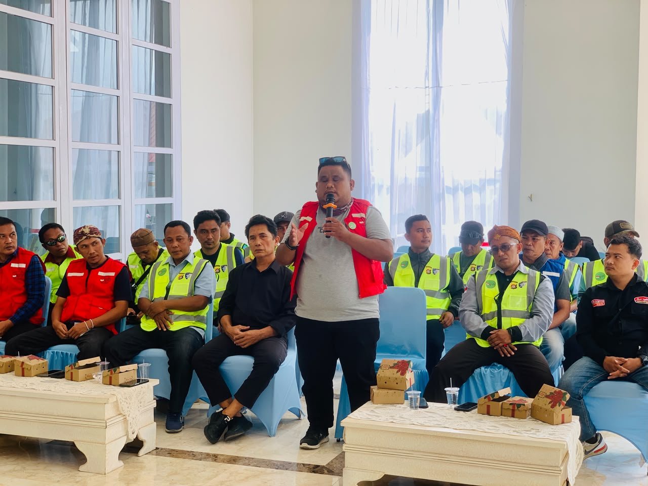 Perwakilan IPB Bayu Abdul Mazid menyampaikan keluhan pengurusan pajak kendaraan dalam audiensi dengan Gubernur Gorontalo Gusnar Ismail, Kamis (15/10/2026)/Hibata.id