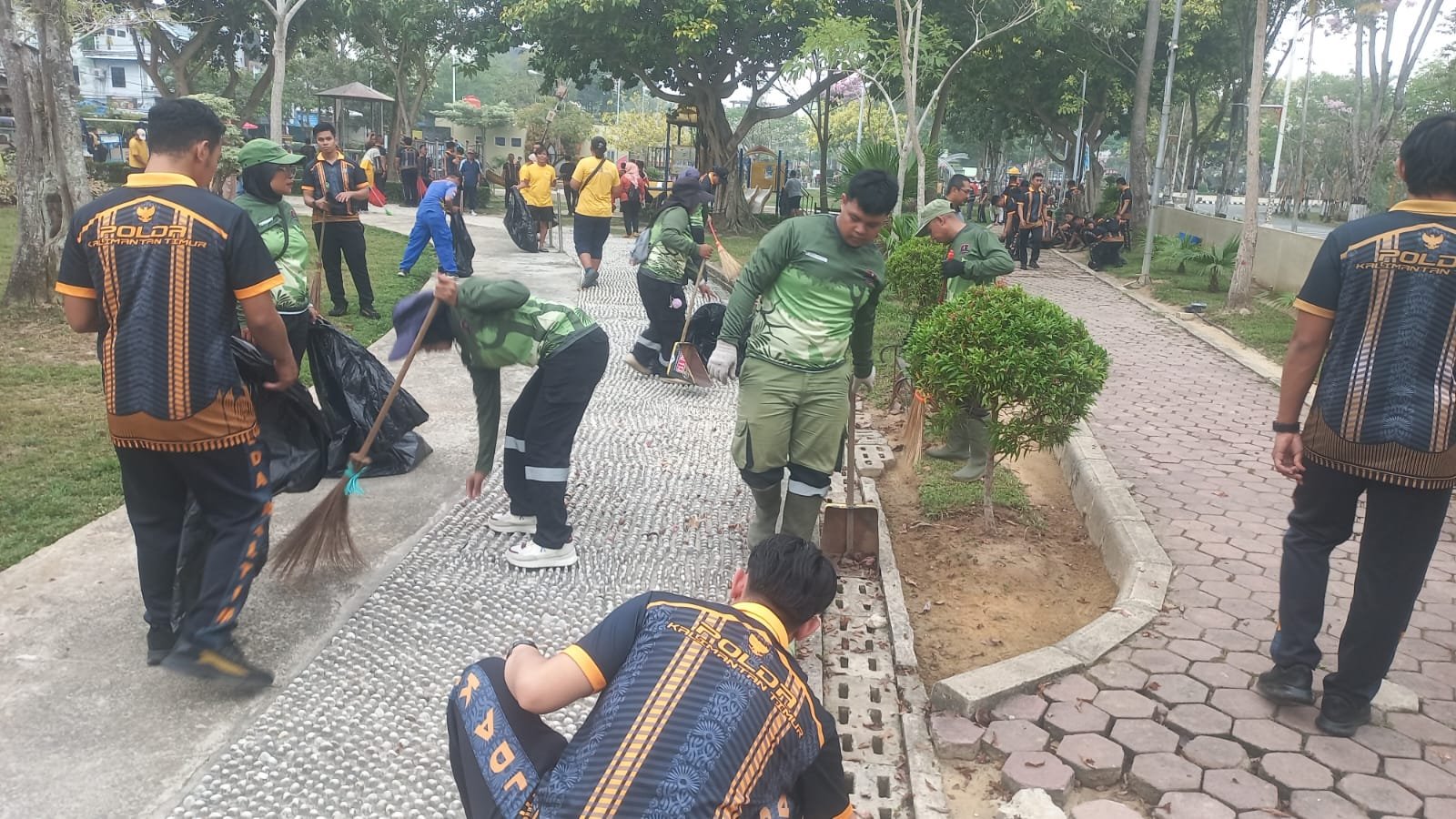 Polda Kaltim dan Polresta Balikpapan bersama masyarakat melaksanakan kegiatan Green Policing di Taman Tiga Generasi, Balikpapan/Hibata.id