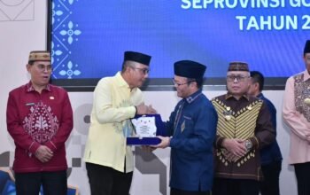 Wakil Bupati Boalemo Lahmuddin Hambali menandatangani nota kesepakatan pengembangan bahasa dan pelestarian budaya di Kantor Bahasa Provinsi Gorontalo, Kamis (15/10/2026)/Hibata.id