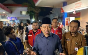 Bupati Jember Muhammad Fawait menyampaikan kebijakan bekerja dari rumah bagi ASN di tengah antrean BBM di sejumlah SPBU/Hibata.id