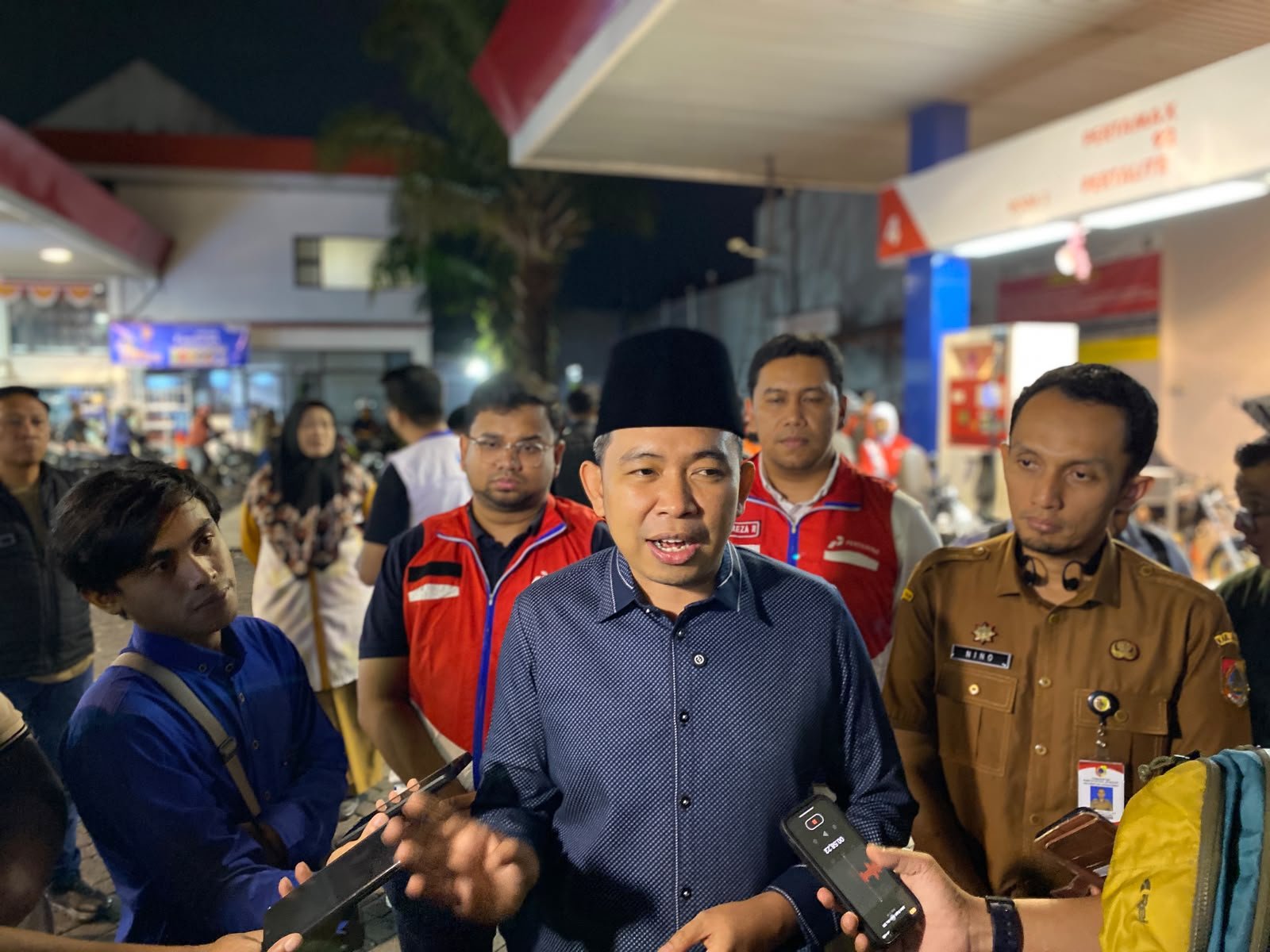 Bupati Jember Muhammad Fawait menyampaikan kebijakan bekerja dari rumah bagi ASN di tengah antrean BBM di sejumlah SPBU/Hibata.id