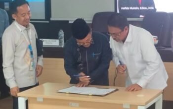 Bupati Boalemo, Rum Pagau, saat menandatangani nota kesepakatan dengan Badan Pengembangan dan Pembinaan Bahasa di Fakultas Sastra dan Budaya, Kampus IV Universitas Negeri Gorontalo (UNG), Kamis, 15 Oktober 2026. (Foto: Humas)
