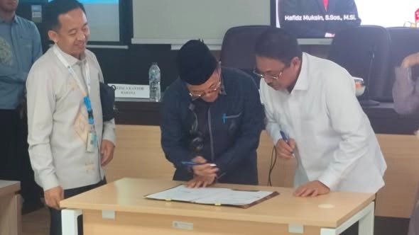 Bupati Boalemo, Rum Pagau, saat menandatangani nota kesepakatan dengan Badan Pengembangan dan Pembinaan Bahasa di Fakultas Sastra dan Budaya, Kampus IV Universitas Negeri Gorontalo (UNG), Kamis, 15 Oktober 2026. (Foto: Humas)