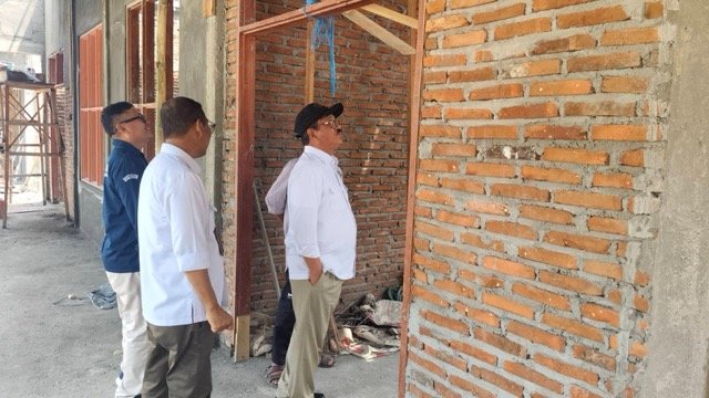 Bupati Boalemo, Rum Pagau, meninjau sejumlah sekolah penerima program di Kecamatan Tilamuta, Jumat, 16 Oktober 2026. (Foto: Humas)