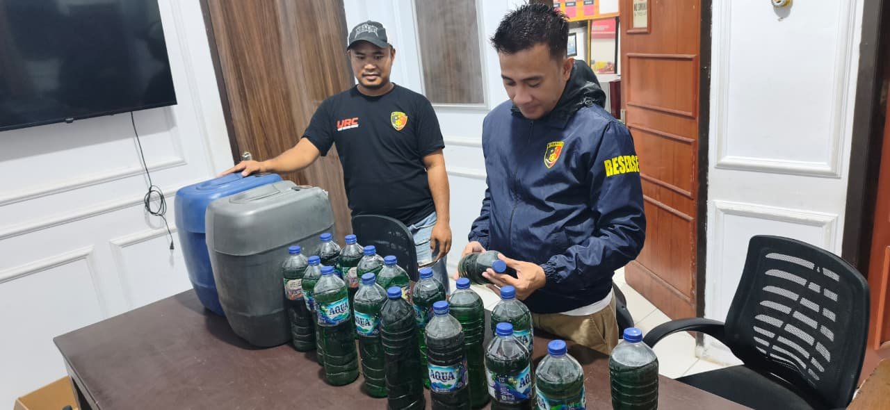 Satreskrim Polres Pohuwato mengamankan 91 liter BBM diduga Pertalite dari kios di Desa Wonggarasi Barat setelah menerima informasi dugaan penjualan di atas harga normal/Hibata.id