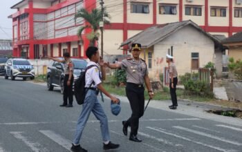 Kapolres PPU Andreas Alek Danantara mengatur lalu lintas di depan SMA Negeri 1 Penajam/Hibata.id